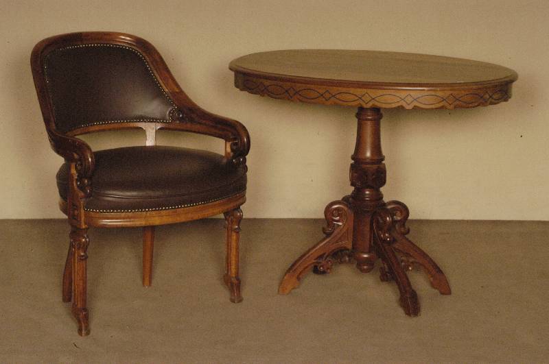 Zwei ArmlehnstÜhle, deutsch, um 1900, neugothischer Stil, Buche, mittelbraun gebeizt , profiliert geschnitzte AusfÜhrung, RÜckenlehne ...