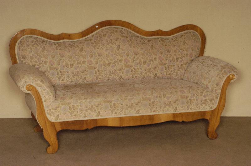 Sofa, deutsch, um 1820, Biedermeier, Weichholz, Kirschbaumfurnier, RÜckenlehne mehrfach geschweift, Polsterung guter Zustand, Bezug 60er/70er ...