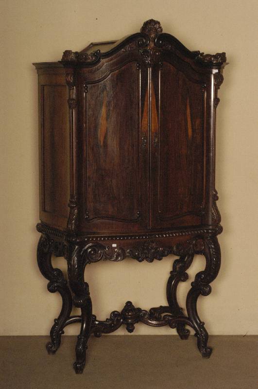Stollenschrank, deutsch, um 1860, starker Barockeinfluß, Palisander, zweitÜrig gebauchter Korpus auf geschnitzten Beinen, mehrfach geschwungen, ...
