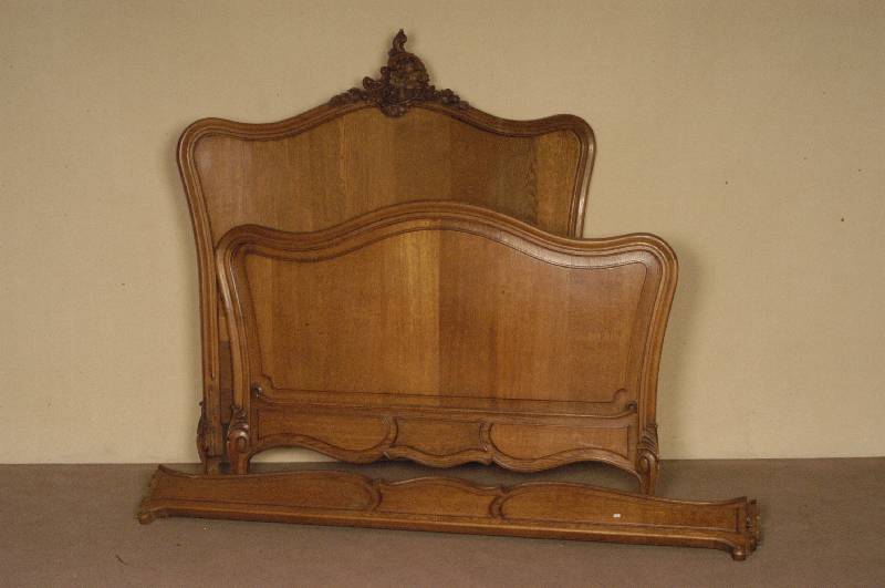 Bett, Frankreich, um 1880, Louis-Philippe, Eiche massiv, Kopf- und Fußteil mehrfach geschwungene AusfÜhrung, profiliertes Rahmengestell, ...