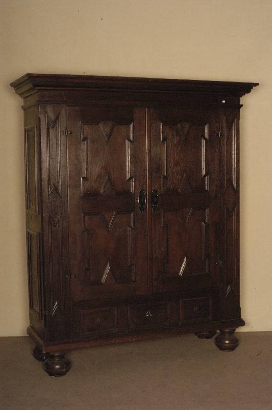 Schrank, deutsch, um 1780, sogenannter Hamburger Schapp, Eiche massiv, auf balusterfÖrmigen KugelfÜße, Front und Seiten auf Rahmen gearbeitet, ...