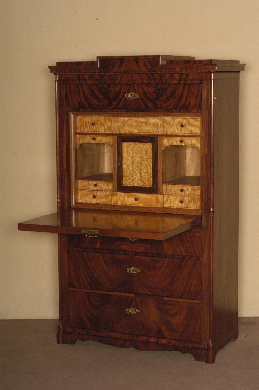 SekretÄr, deutsch, um 1840, SpÄtbiedermeier, Korpus Weichholz, Mahagonifurnier, Ecken abgesetzt mit runden Leisten, Abschluß mit gedrechselten ...
