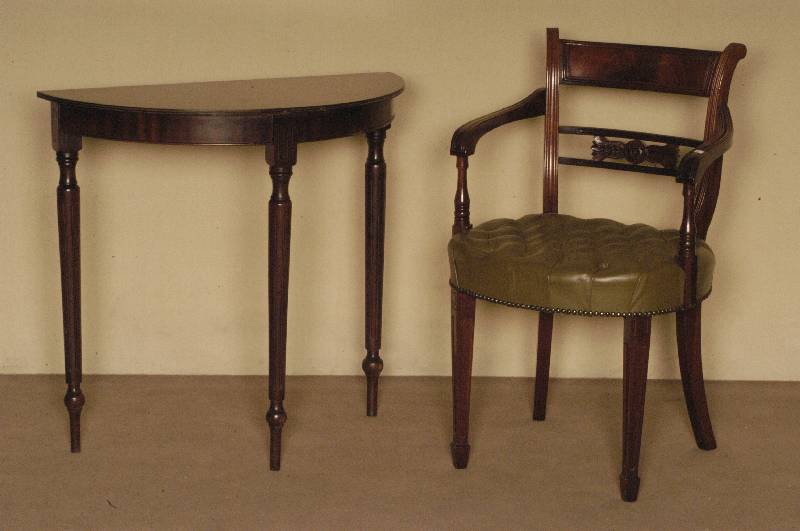 Armlehnstuhl, England, um 1960, Sheratonstil , Mahagoni massiv, Mahagonifurnier, SitzflÄche mit grÜnem Leder, genoppt und geheftet, ...