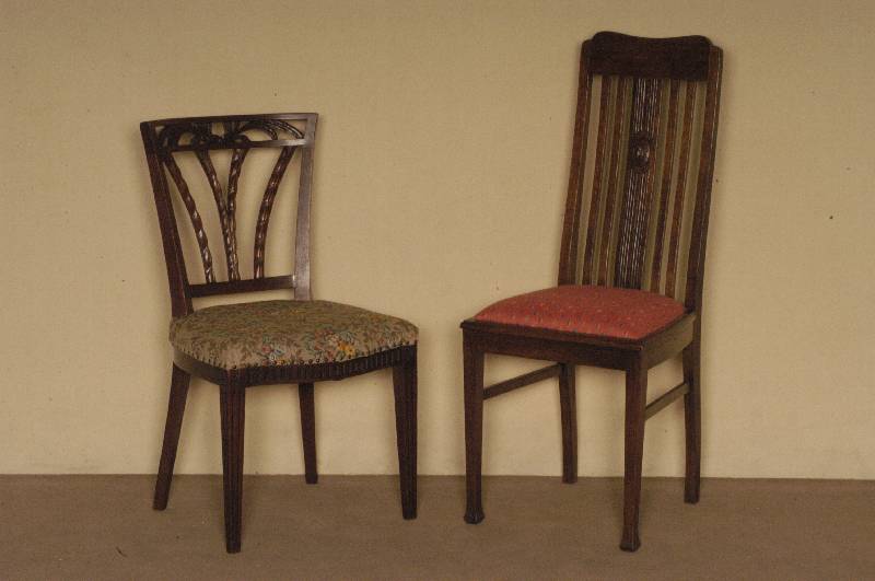 4 HochlehnstÜhle, deutsch, um 1910, Eiche massiv, im RÜcken sparsame Flachschnitzerei, neu gepolstert und bezogen, Gebrauchsspuren, wohnfertig, ...
