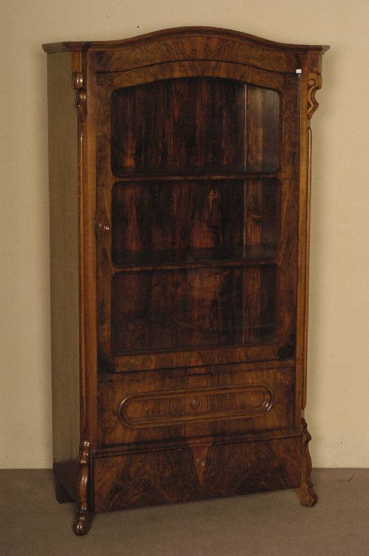 Glasschrank, deutsch, um 1860, Korpus Weichholz, Nußbaum- bzw. Wurzelnußfurnier, abgeschrÄgte Ecken mit aufgesetzten halbrunden Leisten, in ...