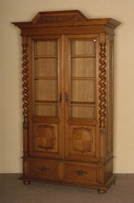 Glas- bzw. BÜcherschrank, deutsch, um 1900, Korpus Weichholz, Eiche massiv, dreifach gegliederter Kopf, SÄulen gedreht, freistehend , Inlets mit ...