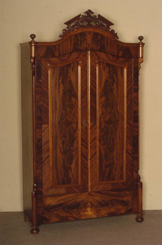 WÄsche- bzw. Kleiderschrank, mitteldeutsch, um 1870/80, Louis-Philippe, Front auf Rahmen gearbeitet, Korpus Weichholz, Pyramidenmahagonifurnier ...