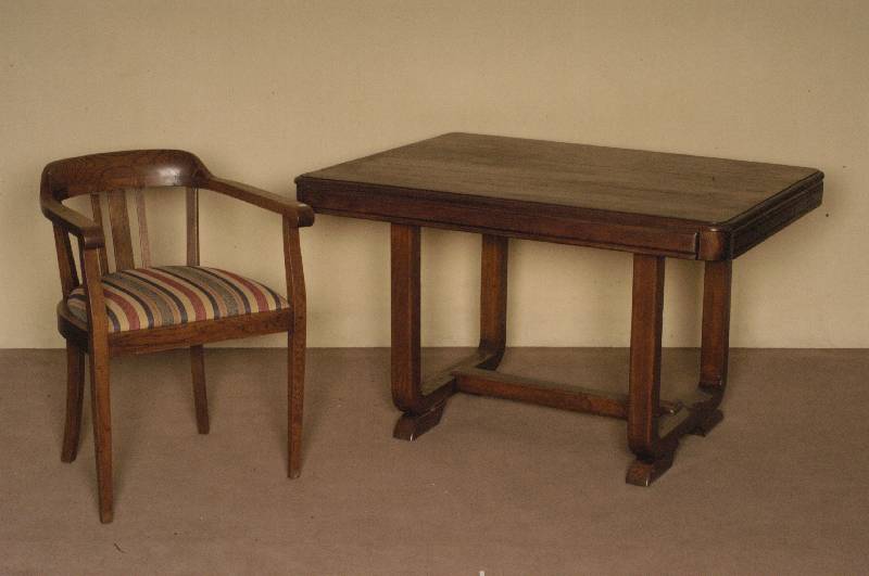 Armlehnstuhl, um 1910, Eiche massiv, RÜckenlehe stark gebogen, neu gepolstert und bezogen, leichte Gebrauchsspuren, ca. 80x58x54 cm, Sh. 52 cm, ...