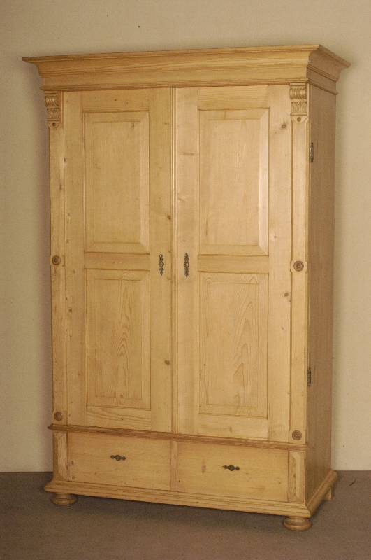 Weichholzschrank, deutsch, um 1880, Tanne massiv, gelaugt, geschliffen und gewachst, Kopfleiste doppelt getreppt, TÜren mit DoppelfÜllungen, ...