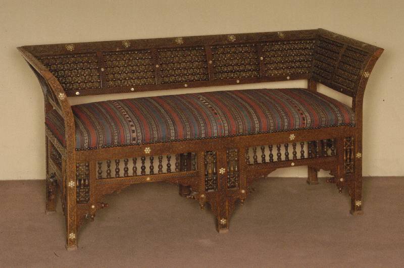 2-sitzer Bank, Marokko/Ägypten, um 1900, Nußbaum massiv, mit reicher Drechselarbeit, balusterfÖrmig, Perlmutt- und Beineinlagen, stiltypische ...