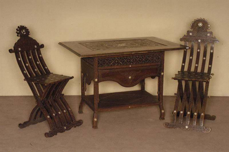 Spiel- bzw. Etagentisch mit 2 KlappstÜhlen, Marokko/Ägypten, um 1900, Tisch mit ausklappbaren Teilen fÜr Brett- und WÜrfelspiele, Platte z.T. ...