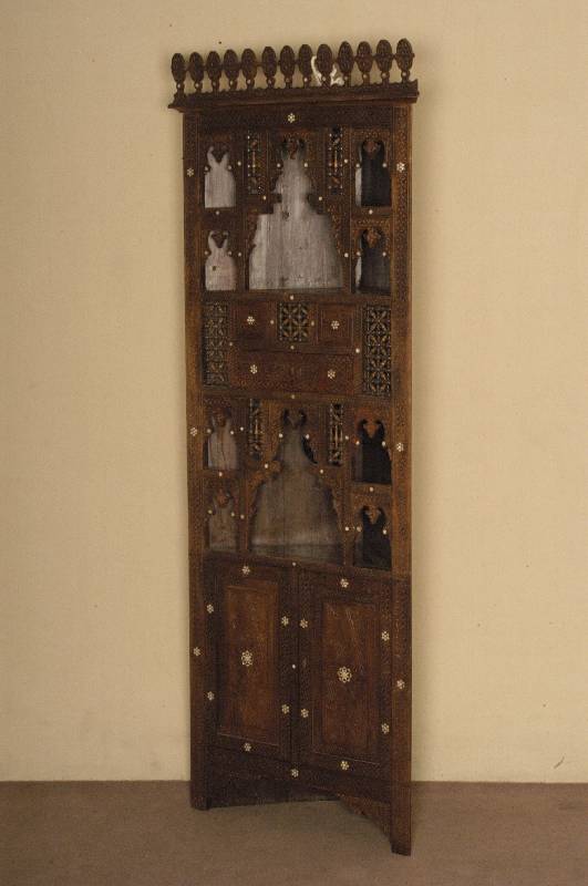 Eckschrank, Marokko/Ägypten, um 1900, ursprÜnglich fÜr Tee, Front reich gegliedert, z.T. auf Rahmen gearbeitet, Flachschnitzereien aus dem ...