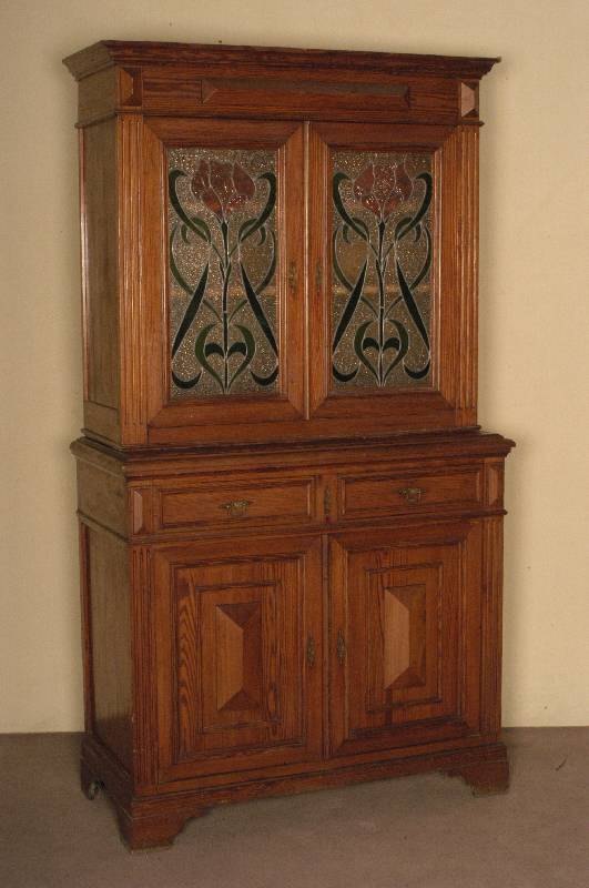 Buffetschrank, deutsch, um 1900, Weichholz, Pitchpine, Oberteil zweitÜrig verglast, aufwendige Bleiverglasung, florale Andeutung, farblich rot ...