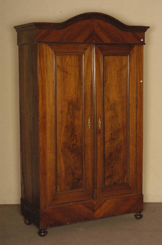 Schrank, deutsch, um 1880, Korpus Weichholz, Nußbaum- bzw. Wurzelnußfurnier, z.T. gespiegelt, KugelfÜße, zweitÜriges MÖbel, TÜrfÜllungen ...