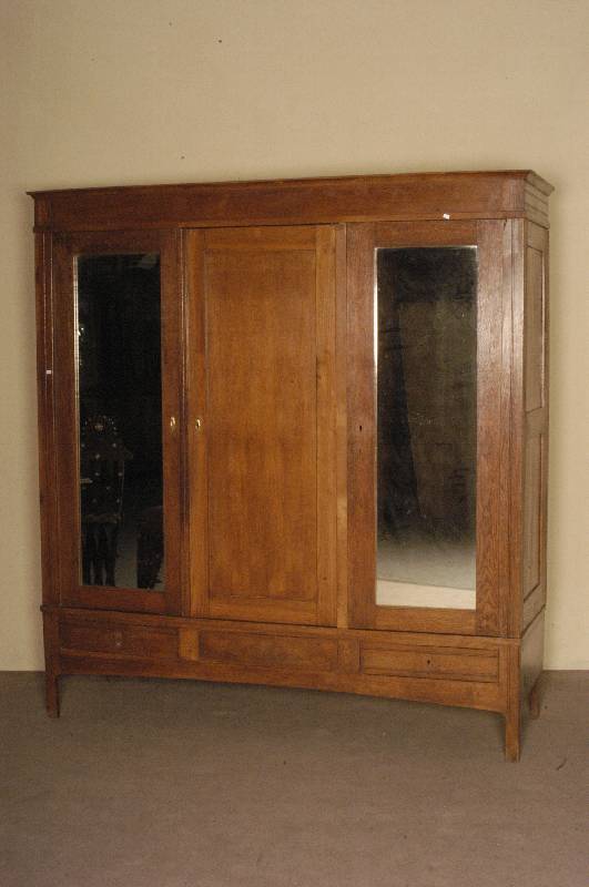 Kleiderschrank, deutsch, um 1920, Eiche und Weichholz, dunkelbraun gebeizt, dreitÜriger Korpus, SeitentÜren mit Spiegelglas, Sockelgeschoß mit ...