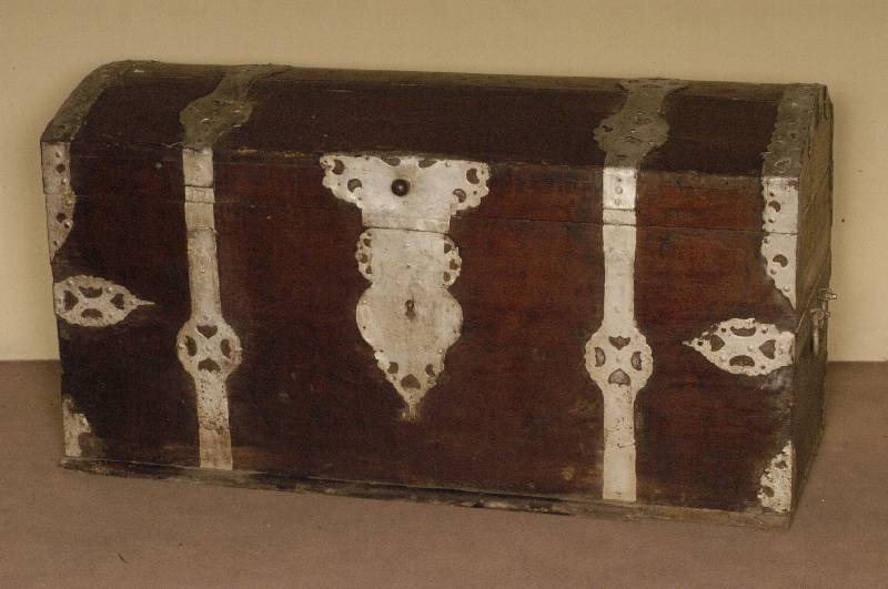 Truhe, deutsch, um 1820, Eiche massiv, Deckel leicht gebogen, sogenannte Runddeckeltruhe, reichhaltiger Eisenbeschlag (BÄnder), spÄter farblich ...