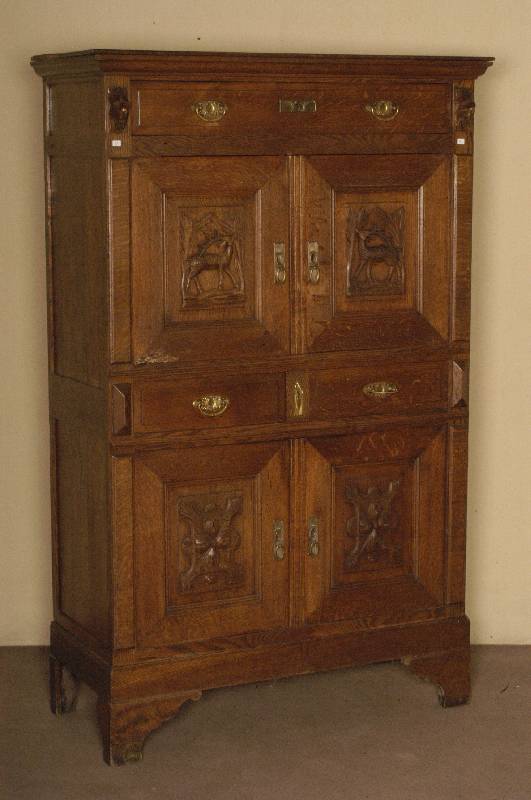 Vertiko, deutsch, um 1880/90, Eiche massiv, auf Rahmen gearbeitet, 4 TÜren, Inlets mit reicher Schnitzerei, Tierdarstellung, 2 ...
