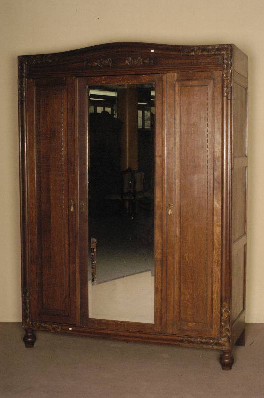 Kleiderschrank, Frankreich, um 1900, Eiche massiv, 3-tÜrig mit großem facettiertem Spiegelglas in der MitteltÜr, EinlegebÖden einseitig, ...