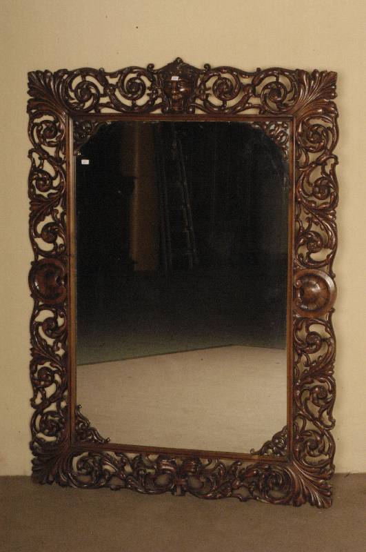 Spiegel, deutsch, um 1920, Nußbaum massiv, einfaches Spiegelglas, Rahmen aufwendig geschnitzt mit vielen Durchbrechungen, florale Andeutung, ...
