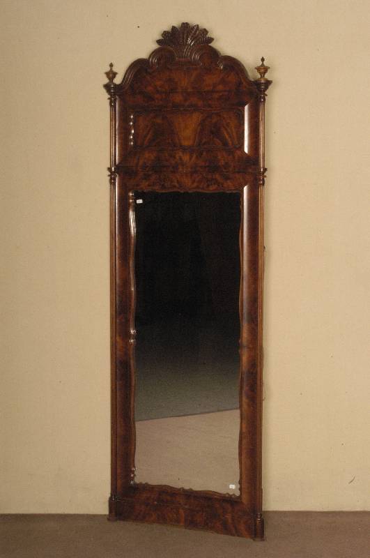 Spiegel, deutsch, um 1860, SpÄtbiedermeier, sogenannter Pfeilerspiegel, Nußbaum und Wurzelnußfurnier, Spiegelglas einfach mehrfach leicht ...