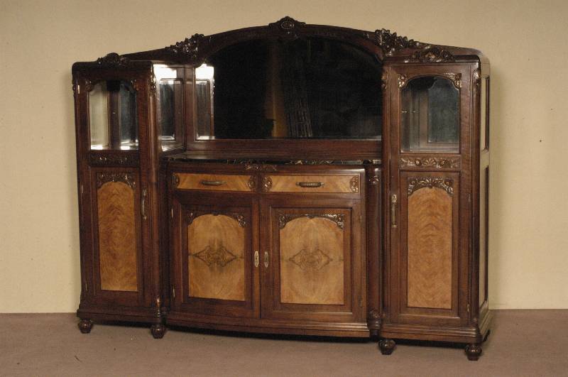Buffet, Frankreich, um 1905, Korpus Weichholz, Nußbaum massiv, auf KugelfÜßen, mittig vorstehend, elegant gebogen, TÜrflÜllungen mit hellem ...