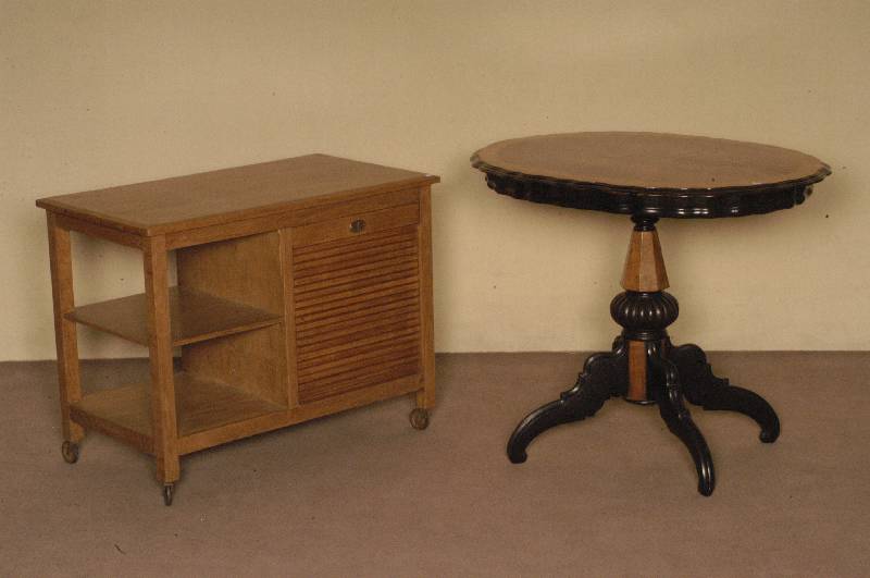 Kinderschreibtisch, deutsch, um 1910, Eiche massiv, eckige Beine, rechts mit Ablagefach, links mit Rollo und Schubfach, gelaugt und gewachst, ...