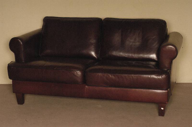 Sofa, deutsch, im Stil von 1910, konische Beine, Rindsleder von bester QualitÄt, lose Kissen, Gebrauchsspuren, ca. 83x170x90 cm, Sh. 42 cm, St. 50 ...