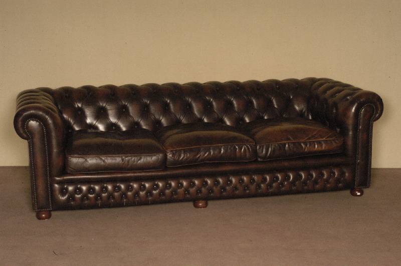 Chesterfieldsofa, wohl England, 60er/70er Jahre, braunes Leder von guter QualitÄt, RÜcken und Seiten genoppt und geheftet, lose Kissen, ...