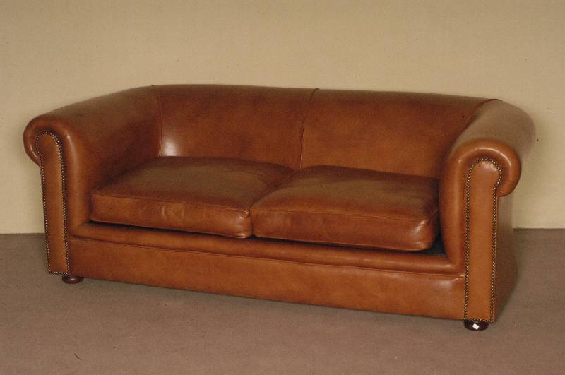 Sofa, deutsch, im Stil von 1930, ArtDeco, auf KugelfÜßen, Rindsleder von bester QualitÄt , mittelbraun gefÄrbt, lose Kissen auf rechter Armlehne ...