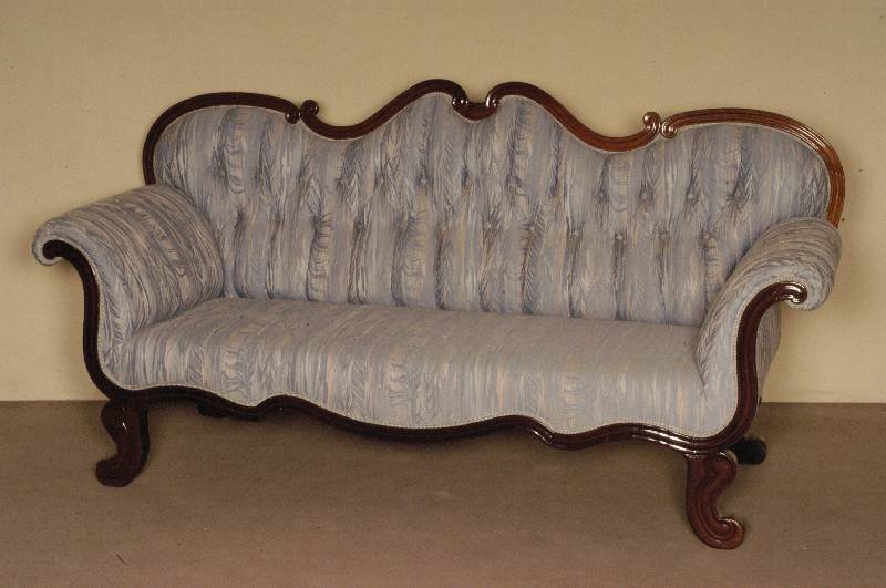 Sofa, deutsch, um 1850, Korpus Weichholz, Mahagonifurnier, z.T. massiv, stark geschwungene Beine und RÜckenlehne, neu gepolstert und bezogen, ...