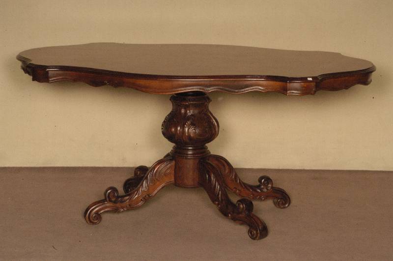 Ovaler Tisch, Italien, um 1960, Korpus Weichholz, Nußbaum massiv, Platte furniert, balusterfÖrmiger Fuß, 4-fach ausladend, leichte ...