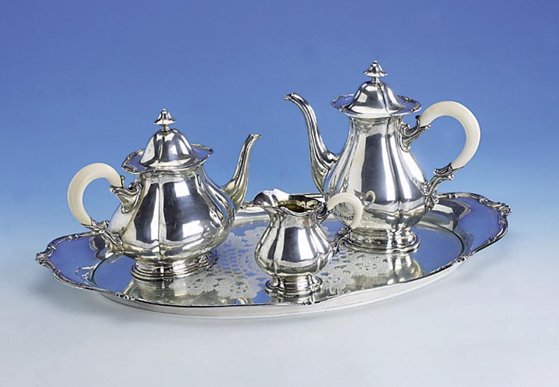 Kaffee- und Teeservice, 830er Silber, wohl Koch & Bergfeld zw. 1928-1929, bestehend aus: Kaffeekanne, Teekanne und Sahnegießer auf Tablett, ...
