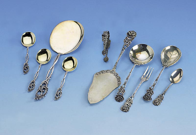 Eisbesteck, Koch & Bergfeld um 1900, 800er Silber teilvergoldet, bestehend aus 1 großem VorlegelÖffel und 12 DessertlÖffel, Gew. ca. 245 g