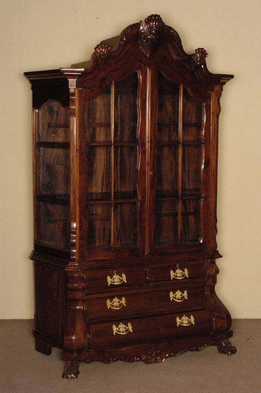 Barockstilvitrine, Holland, nach altem Vorbild , Korpus Weichholz/Hartholz, Wurzelnußfurnier z.T. gespiegelt, schÖnes Furnierbild, Kanten ...