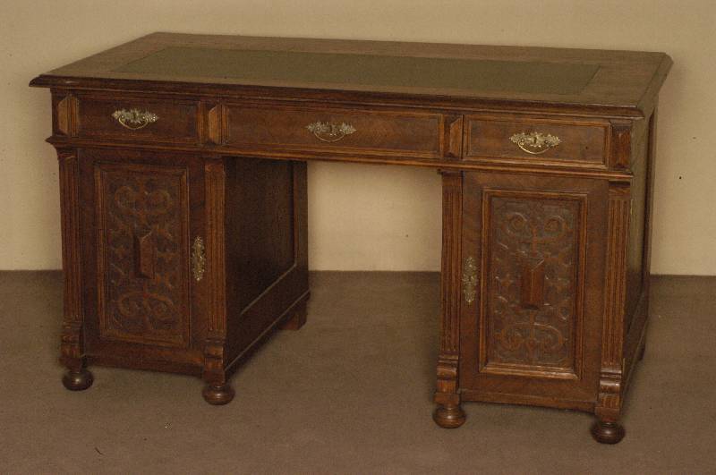 Schreibtisch, deutsch, um 1880/90, Korpus Weichholz/Hartholz, Eichefurnier, z.T. gespiegelt verlegt, eklektizistisch, zum großen Teil auf Rahmen ...