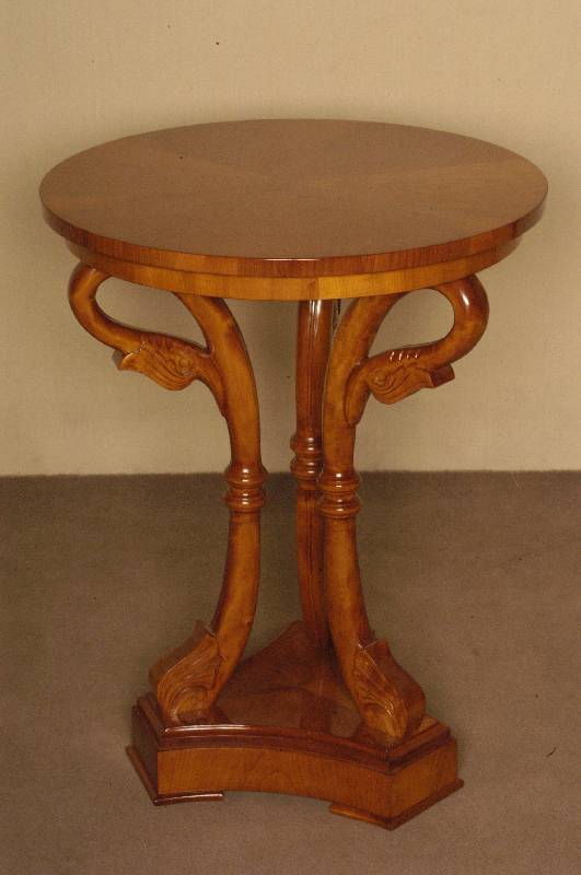 Runder Beistelltisch, im Empirestil, Kirschbaum massiv, Kirschbaumfurnier, 3 gebogene Beine mit stilisiertem Greifvogelmotiv, unten mit Ablage, ...