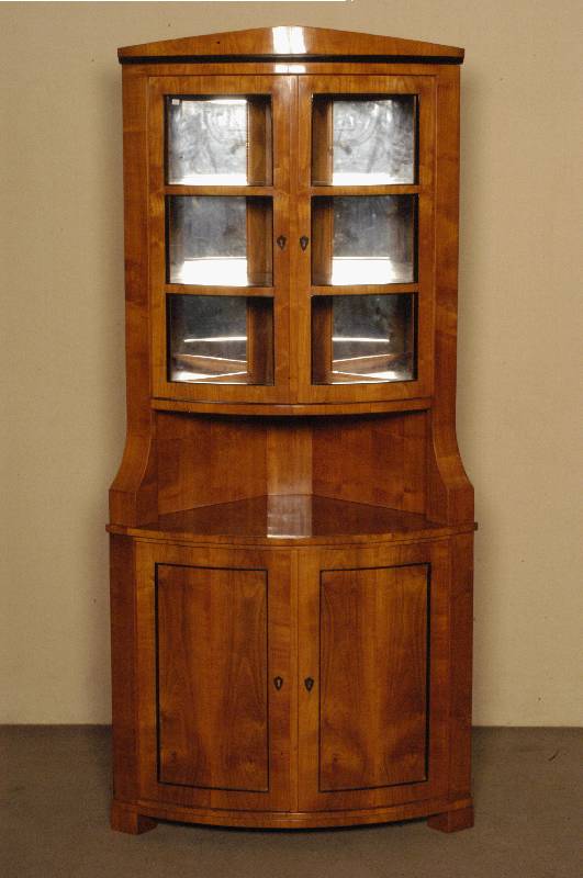 Eckschrank, im Biedermeierstil, Kirschbaum massiv, Kirschbaumfurnier, nach altem Vorbild von 1820/30, unter Verwendung alter Teile, Oberteil ...