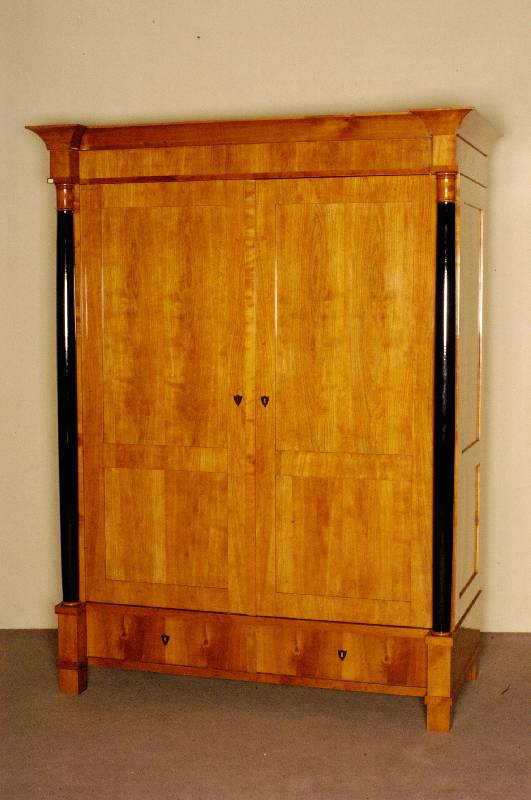 Schrank, deutsch, im Stil von 1820, Korpus Weichholz, Kirschbaumfurnier, eckige FÜße, unten 2 Schubladen, 2 TÜren, links und rechts ...