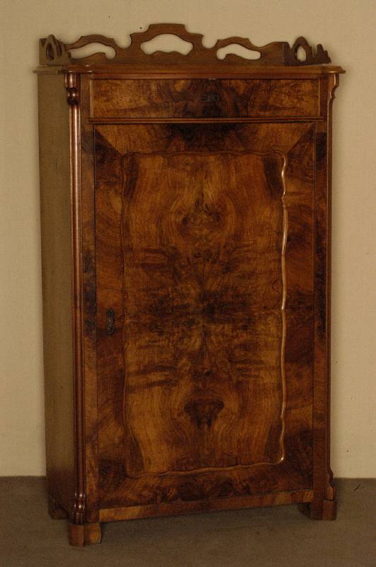 Vertiko, deutsch, um 1870, Louis-Philippe, Korpus Weichholz, Nußbaumfurnier, 1-tÜrig mit Schublade, Abschluß mit Galerieaufsatz, wohnfertig ...