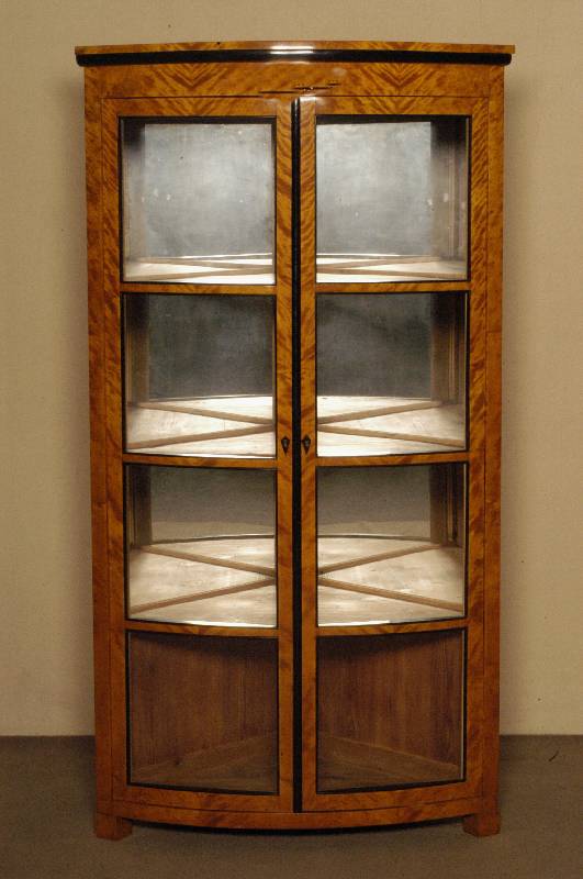 Eckschrank, deutsch, um 1820/30, Biedermeier , Korpus Weichholz, Birkefurnier, 2-fach gebogene GlastÜren mit schwarz polierten Leistenverzierung, ...