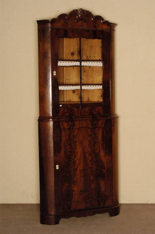 Eckschrank, deutsch, um 1850/60, SpÄtbiedermeier, Korpus Weichholz, Mahagonifunier, z.T. Pyramidenmahagonifurnier, abgerundete Ecken, ...