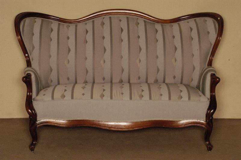 Sofa, deutsch, um 1860/70, Louis-Philippe, Mahagoni, gebogene Beine, RÜckenlehne in Schmetterlingsform, neu gepolstert, sehr elegantes MÖbel, ...