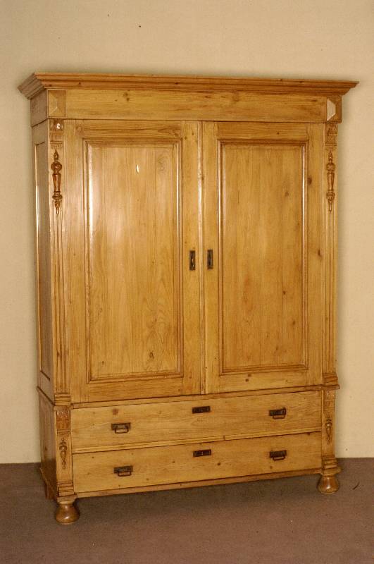 Kabinetschrank, deutsch, um 1880, Weichholz massiv, auf KugelfÜßen, unterer Bereich mit 2 Schubladen, Lisenen kanneliert, in Veluten auslaufend, ...