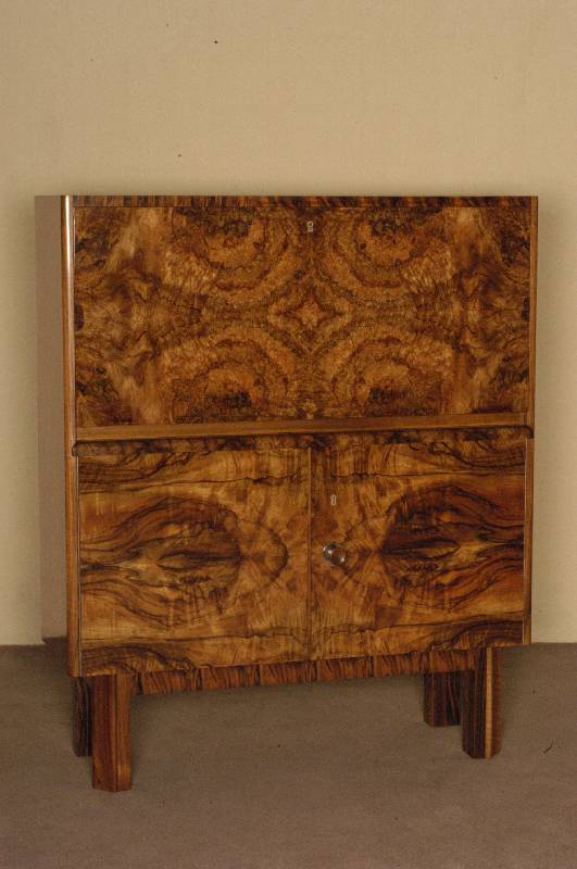 ArtDeco-SekretÄr, deutsch, um 1930, Korpus Weichholz, Nußbaum massiv, Nußbaumfurnier, Front mit ausgesuchtem Wurzelnußfurnier, aufklappbare ...