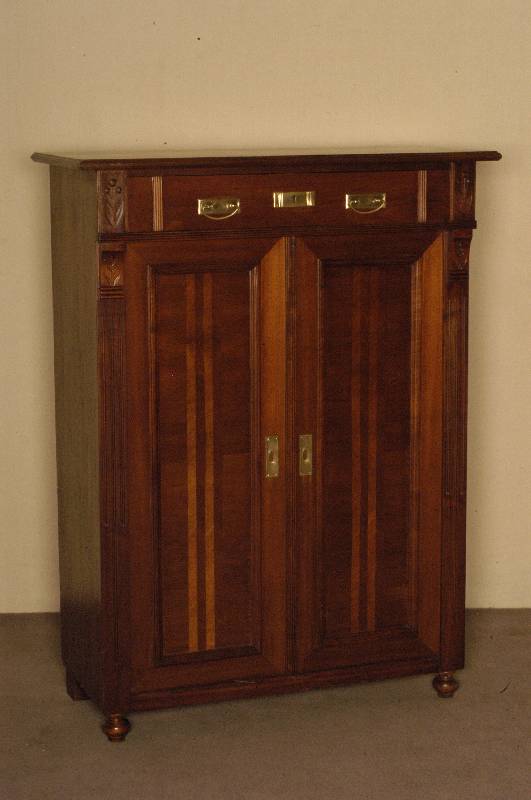Vertiko, deutsch, um 1900, Jugendstil, Korpus Weichholz, Nußbaumfurnier, Lisenen gerillt, in Veluten auslaufend, original gedrechselte ...
