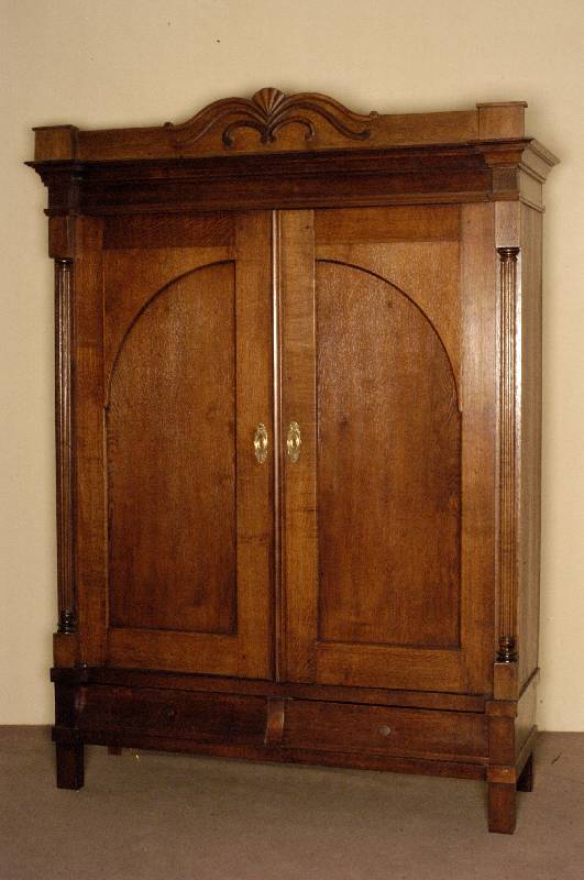 Kleiderschrank, deutsch, um 1830, Biedermeier, Eiche massiv, im Sockel 2 Schubladen, seitlich kannelierte HalbsÄulen, zerlegbar, Kopfleiste ...