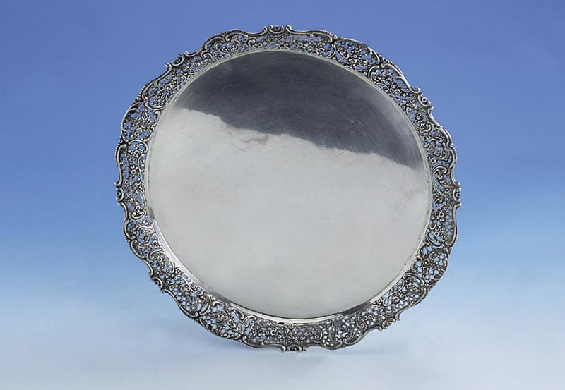 Anbietplatte, 800er Silber, 50er Jahre, feiner Guß, part. nachgestochen, ca. 485 g, Rand mit BlÜtendekor, D. ca.30 cm