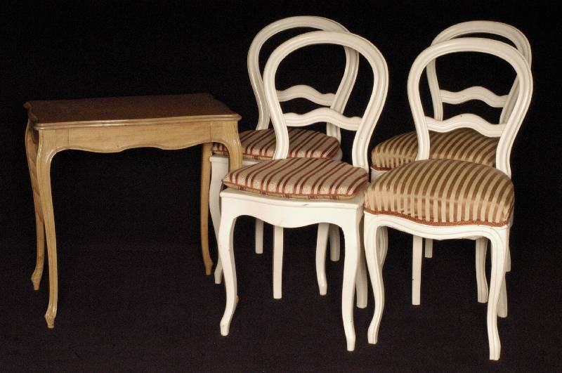 Beistelltisch, deutsch, um 1900, Barockstil, allseitig geschweift, elegante LinienfÜhrung, eingelassene Schublade, Gebrauchsspuren, ca. 68x67x45 cm