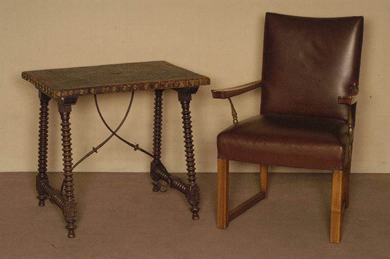 Zier- bzw. Beistelltisch, wohl Niederlande, um 1730/40, Nußbaum massiv, Wangen durch elegant geschwungene EisenfÜhrungen stabilisiert, Platte mit ...