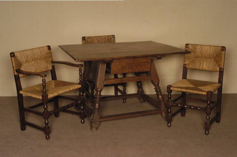 Bauerntisch, westdeutsch/wohl Pfalz, um 1770/80, Gestell Eiche massiv und Weichholz, Beine und FÜße gedrechselt, teilrestauriert, sehr stabil, ...